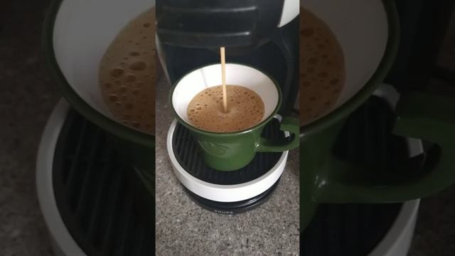 Как сварить кофе в кофемашине Dolce Gusto. Кофе Flat White Coconut☕ смотреть онлайн