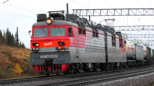 ВЛ80С-2032 с грузовым поездом следует через о.п. Чеботаево