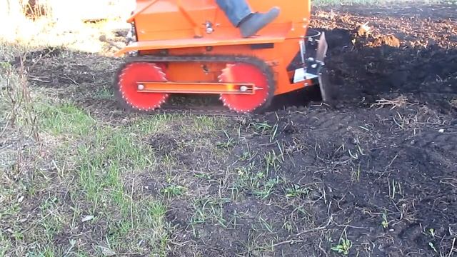 МиниБульдозер по чернозему. Нumus Plowing With A Minidozer