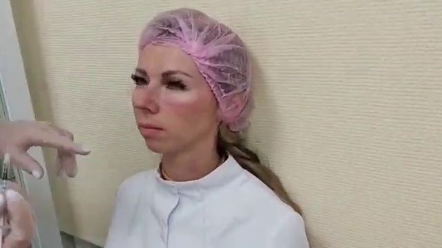 АирисКом студенты учатся: ученики выполняют практику по иньекциям в учебном классе.