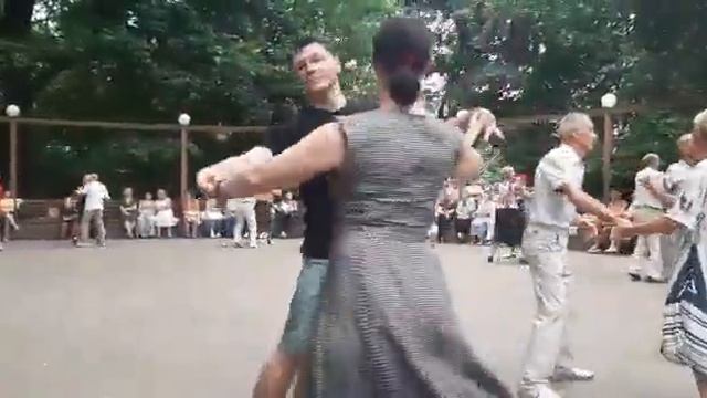 55) ? Вальс Анастасия // Танцы в Царицыно 14.08.2022 смотреть онлайн