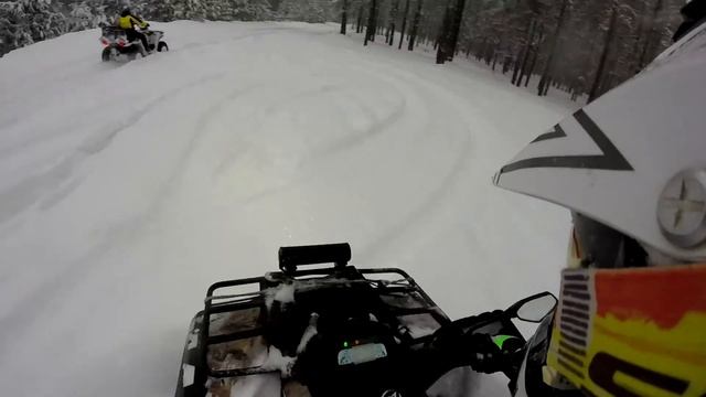 Квадроцикл CFMOTO X8 в глубоком снегу смотреть онлайн