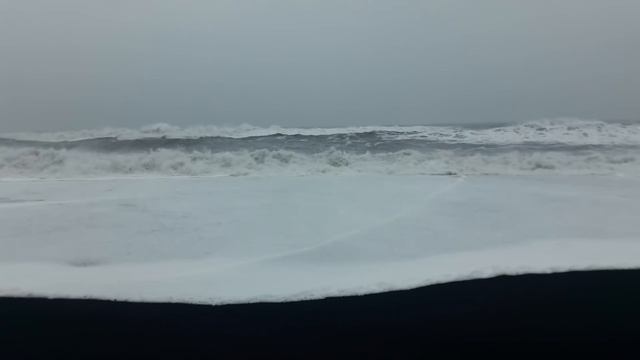 Iceland - Huge waves at black beach Reynisfjara смотреть онлайн