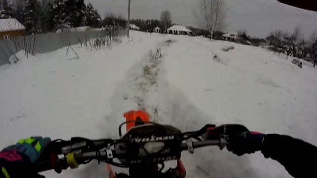 Неудачный прыжок на ледяном стадионе / KTM EXC 125 / зимние эндуро | RS333 смотреть онлайн