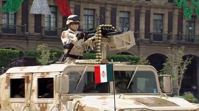 Sigue el tradicional desfile militar con el que México celebra la independencia смотреть онлайн