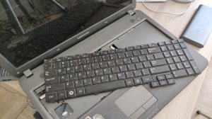 Как отвинтить, достать и поменять клавиатуру в старом ноутбуке на примере Samsung R528