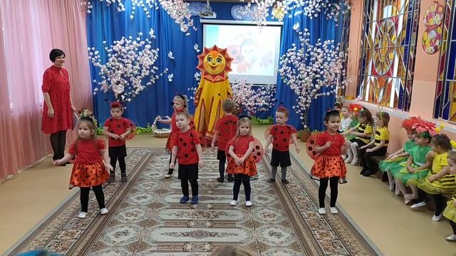 танец "Божья коровка" в младшей группе муз. руководитель О. Губанова смотреть онлайн