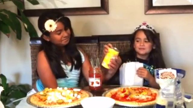 Pizza Challenge! With picky eaters girls! смотреть онлайн