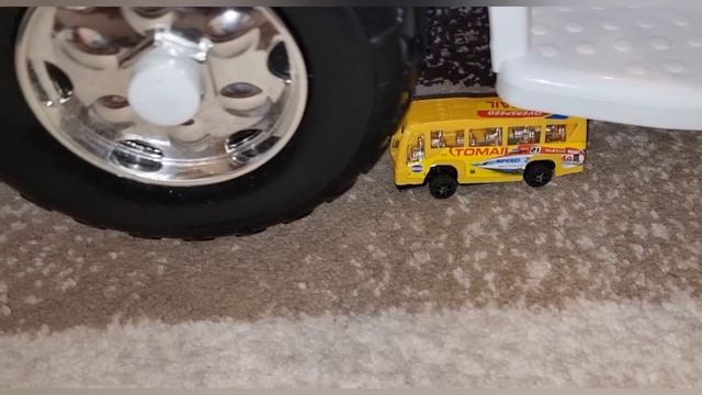 Машина случайно переехала автобус смотреть онлайн