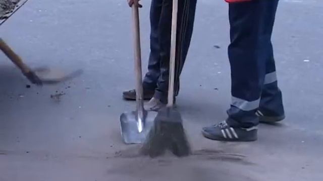 Новозыбков старательно убирает с улиц зимнюю грязь смотреть онлайн