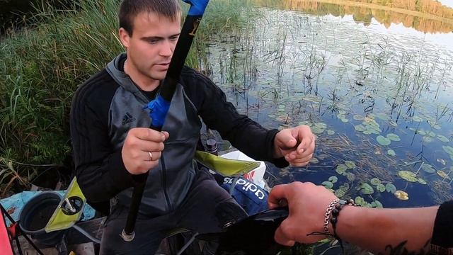 ЛОВИМ КРУПНОГО ЛИНЯ НА ПОПЛАВОК .РЫБАЛКА В АВГУСТЕ .Рыбалка ранним утром в камышах 2022 смотреть онлайн