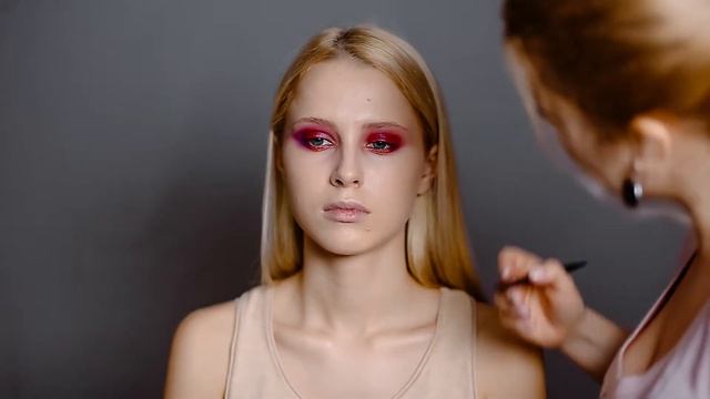 Красный макияж глаз с акцентом/ red eyes makeup tutorial смотреть онлайн