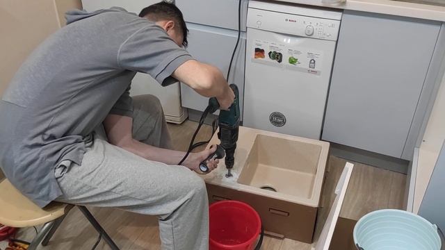 Сверление отверстия под смеситель в каменной мойке DR.GANS смотреть онлайн