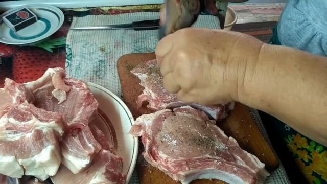 Смачна корейка на кості! Сочная свинина, жарим стейк. Корейка! смотреть онлайн