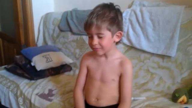 НИКИТА КУШАЕТ ЛИМОН.3gp смотреть онлайн