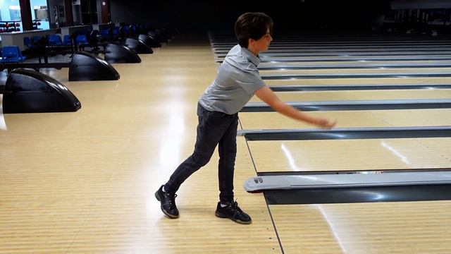 A Step-By-Step Guide on How to Bowl 2 Handed. Pro Tips for 1 Handed Bowler Conversion. смотреть онлайн