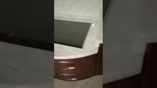 Кухня из массива с техникой, столешница камень смотреть онлайн