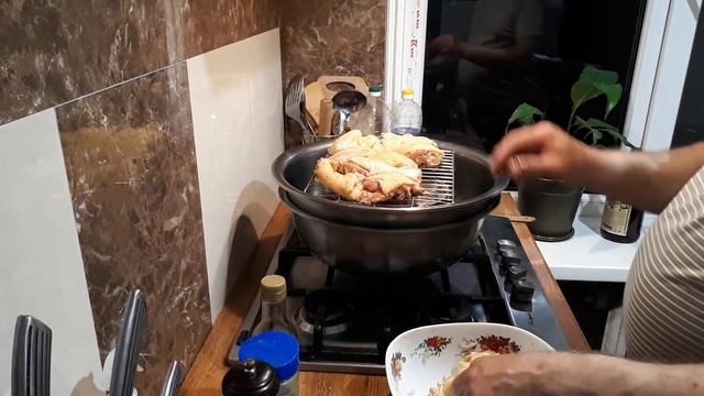 Жарю курицу на угольном самодельном настольном гриле смотреть онлайн