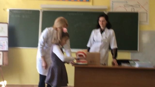 Как в Бресте стоматологи помогали детям учится правильно чистить зубы смотреть онлайн