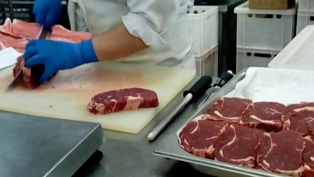 Рибай стейк режу.