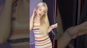 красотки/милые азиатки зажигательно танцуют под приятную музыку