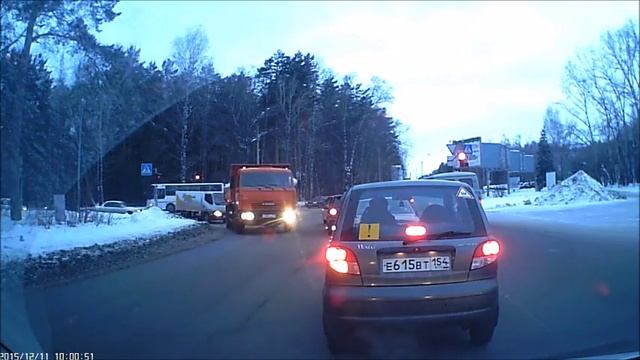 Глыба снега в падении с грузовика задела машину смотреть онлайн