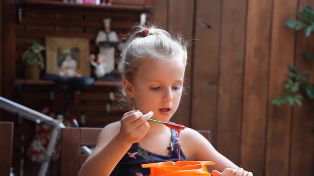 DIY Полина делает ЖЕЛЕЙНЫХ МИШЕК, рыбок и червяков / Polina making Gummy bears , fish and worms смотреть онлайн