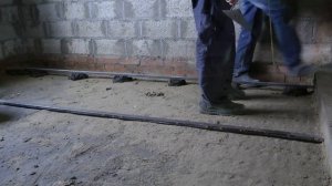 Полы по грунту своими руками. Установка маяков из проф трубы