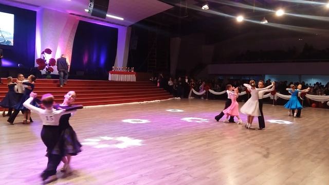 Катя Чичикало и Кирилл Мясников. Медленный вальс. Dance Experience 11.11.2017 смотреть онлайн