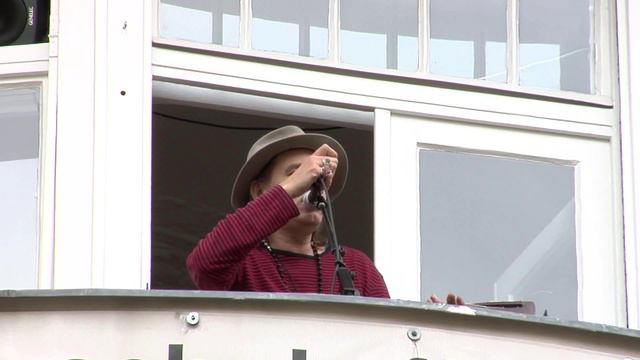“aus dem elfenbeinturm” #8 balkonperformance mit ernst molden schule für dichtung in wien (sfd) смотреть онлайн
