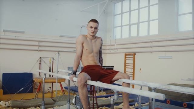 Работаем на брусьях, смещаем акцент на грудные. Правильная техника и база для тренировки смотреть онлайн