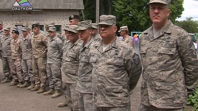 Американские военные работают в Науенском детдоме смотреть онлайн