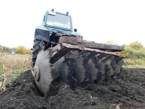 Жёсткая обработка почвы трактором МТЗ-80