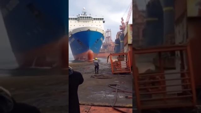 Мастер парковки, как корабль приходит в порт на ремонт (док) - Удивительное видео. Титаник отдыхае смотреть онлайн