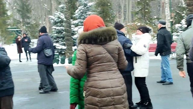 ИЩУ ТЕБЯ РОДНАЯ ДНЁМ И НОЧЬЮ!??/ТАНЦЫ В ПАРКЕ ГОРЬКОГО ХАРЬКОВ ЯНВАРЬ 2022 смотреть онлайн