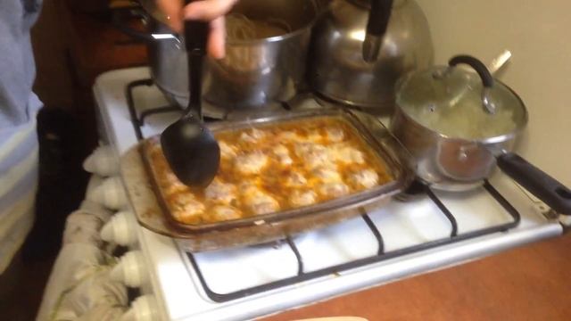 Георгий готовит митболы в томатном соусе по видео рецепту Джейми Оливера смотреть онлайн