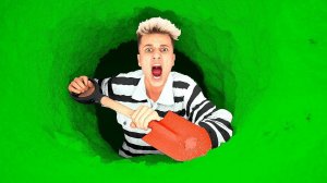 ЗЛОЙ КЛОУН ЗАПЕР МЕНЯ В 100 СЛОЁВ ОДНОГО ЦВЕТА ! **СПАСИТЕ!!!**