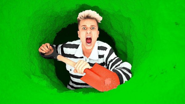 ЗЛОЙ КЛОУН ЗАПЕР МЕНЯ В 100 СЛОЁВ ОДНОГО ЦВЕТА ! **СПАСИТЕ!!!**