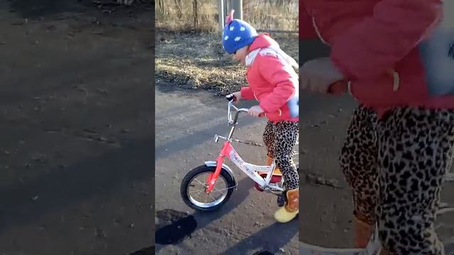 Как научиться кататься на двухколесном велосипеде,Полина К. в главной роле)) смотреть онлайн