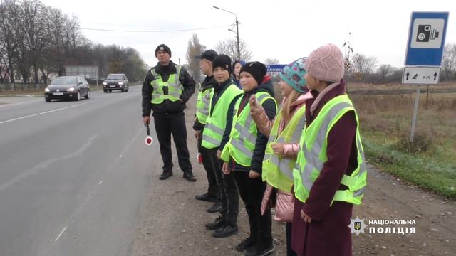 Поліцейські зі школярами перевірили, що ефективніше: штраф чи тиск на совість смотреть онлайн