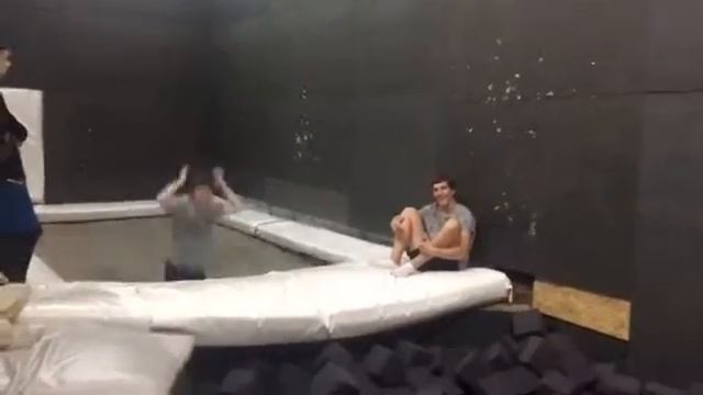 Двойное сальто в паралон смотреть онлайн