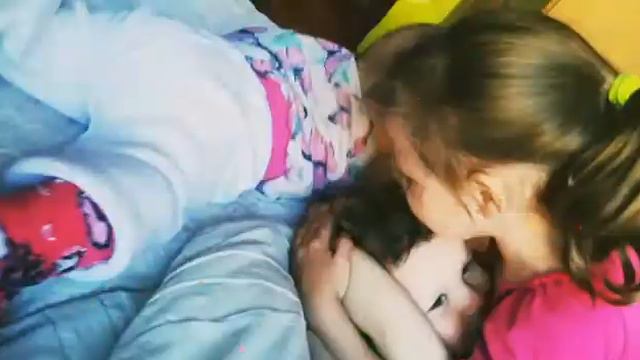 посмотрите это видео,пока мама занята старшая 4 года , смотрит за малышами смотреть онлайн