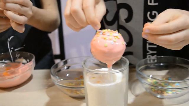 Дети сделали Кейк попсы на новый Год?/Did the kids make Kake pops for the New Year? смотреть онлайн