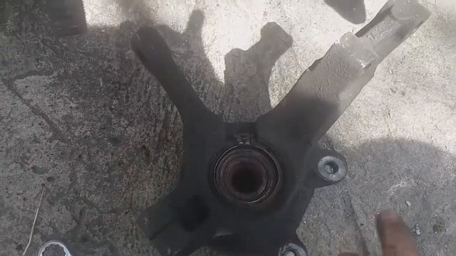 Cambiando rodamiento delantero y corrigiendo falla ABS смотреть онлайн