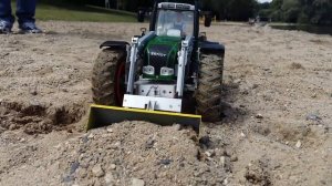 Модель трактора на радиоуправлении с действующим навесным оборудованием и прицепом-самосвалом.