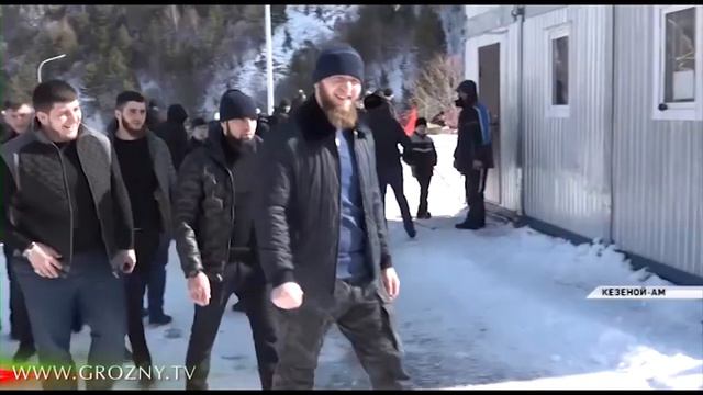 Для школьников организовали поездку на высокогорное озеро Кезеной Ам смотреть онлайн