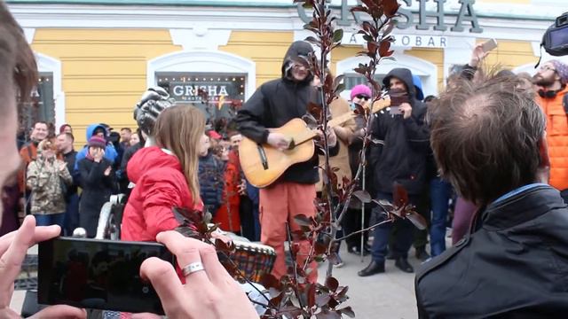 в Омске. Музыканты на улице у "Любочки".29 мая 2018г. ....1.... смотреть онлайн