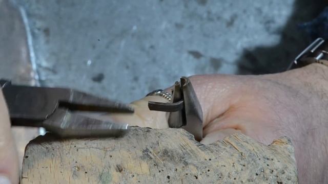 Ring with a central diamond round and side diamonds princess cut white gold 18kt handmade смотреть онлайн