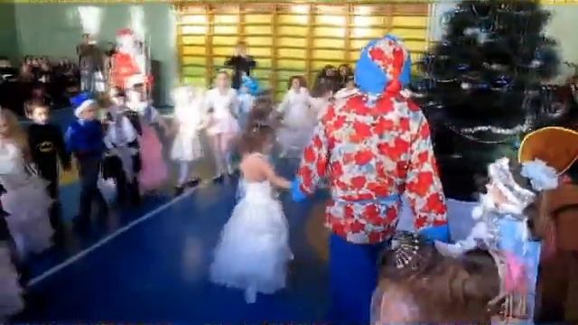 Копия видео Новогодний утренник в первых классах в гимназии г. Калинковичи смотреть онлайн