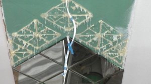 Правильно клеим зеркальную плитку на потолок